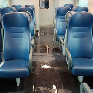 Il servizio ferroviario fa acqua da tutte le parti: infiltrazioni dal tettuccio e pozzanghere tra i sedili della Savona-Torino