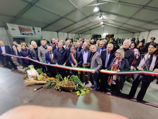 La premiazione dello chef stellato Giampiero Vivalda inaugura la fiera del Porro di Cervere [FOTO]