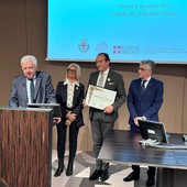 Al castello di Grinzane la consegna della benemerenza alla memoria del commendator Roberto Ponzio. Nella foto il figlio Roberto con Liliana Allena, Alberto Cirio e Carlo Bo