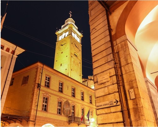 La Torre Civica si illumina di giallo per &quot;fare luce sull'endometriosi&quot;