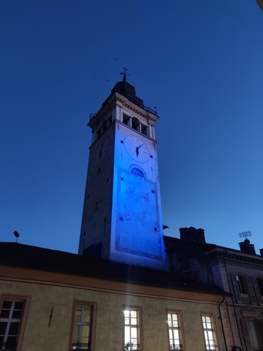 La Torre Civica di Cuneo illuminata di blu per dire “Stop alle bombe sui civili”