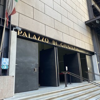 Il palazzo di giustizia di Genova. Sotto un'immagine di Nada Cella e di via Marsala, dove aveva sede lo studio nel quale la giovane venne ritrovata senza vita