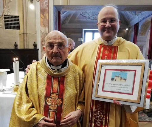 A sinistra don Angelo Testa, festeggiato a Santa Cristina di Tarantasca per i suoi 70 anni di sacerdozio