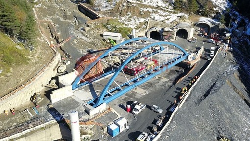 Vista dall'alto del ponte con il carico dei mezzi pesanti