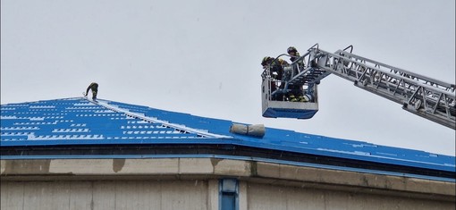 I Vigili del Fuoco durante l'intervento al tetto del palasport