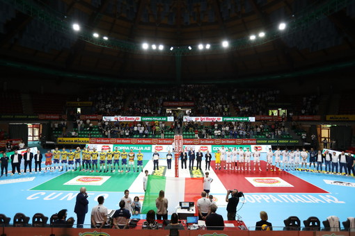 Le due squadre finaliste sul campo di Cuneo (Foto: Valerio Giraudo)