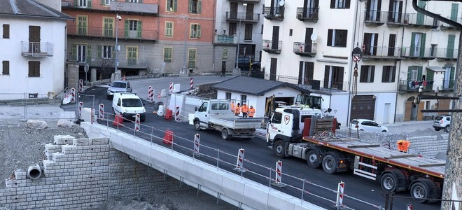 Il ponte Bourg Neuf a Tenda aperto al transito (Foto Facebook Anne Catmaucorps)