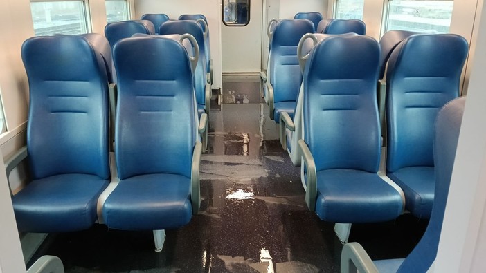 Il servizio ferroviario fa acqua da tutte le parti: infiltrazioni dal tettuccio e pozzanghere tra i sedili della Savona-Torino