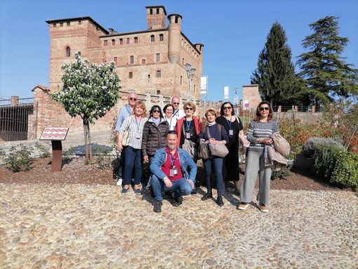 Stefano Ricca con un gruppo di turisti accompagnato al castello di Grinzane