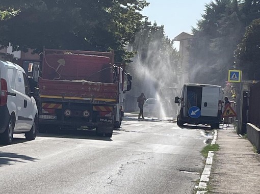 Alba, un'improvvisa &quot;fontana&quot; sgorga in via Rorine