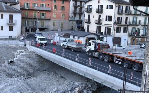 Il ponte Bourg Neuf a Tenda aperto al transito (Foto Facebook Anne Catmaucorps)