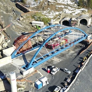 Vista dall'alto del ponte con il carico dei mezzi pesanti