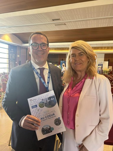 Nella foto il Presidente Bussone con Dominique Faure, Ministro francese responsabile delle collettività territoriali e della ruralità della Francia, alla presentazione ai Sindaci del Piano France Ruralité