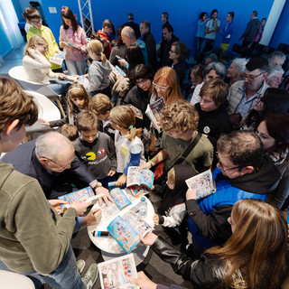 Un momento del firmacopie con la partecipazione di una parte della redazione di Topolino (ph@Loris Salussolia)