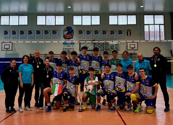 La formazione Under 17 di Cuneo Volley campione territoriale