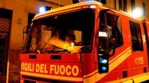 Auto sfonda la vetrina di un negozio ad Alba