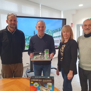 Marco Garelli, Guido Vincenti, Sabina Mulatero e Massimo Peirone con il prototipo di auto a idrogeno