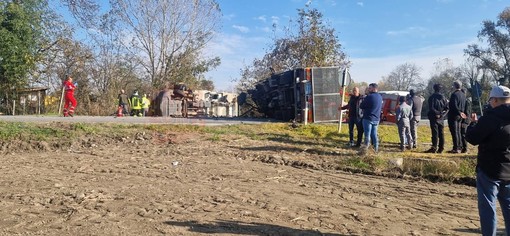 Villafalletto, due mezzi pesanti, un trattore con rimorchio e un furgone coinvolti in un grave incidente. Strada chiusa [FOTO]