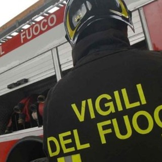 Neive, incendio in una casa: in azione i vigili del fuoco di Alba