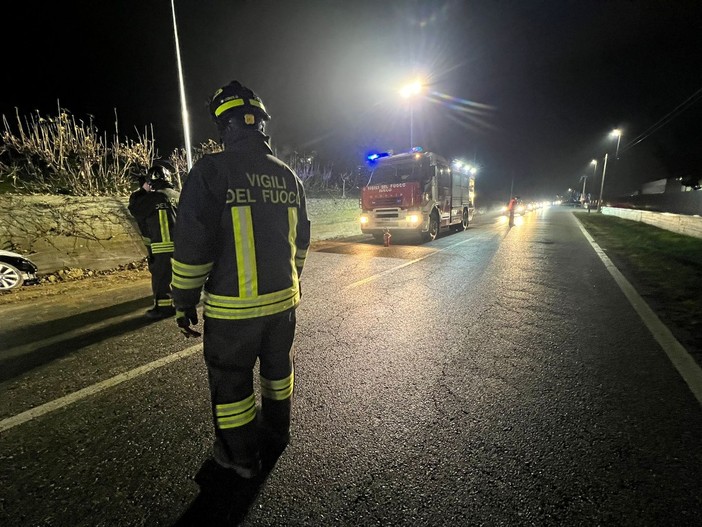 Auto in un fosso a Baldissero d'Alba: illeso il conducente