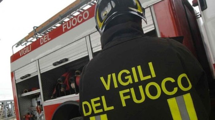 Incendio in un garage a Polonghera: vigili del fuoco in azione con diverse squadre