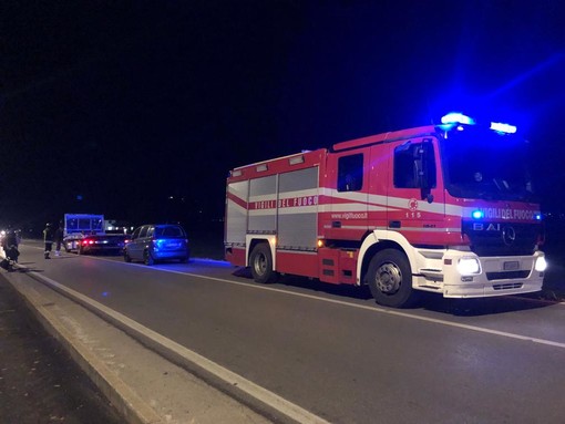 Auto in fiamme nel quartiere Cerialdo di Cuneo: fiamme spente, nessuna persona coinvolta