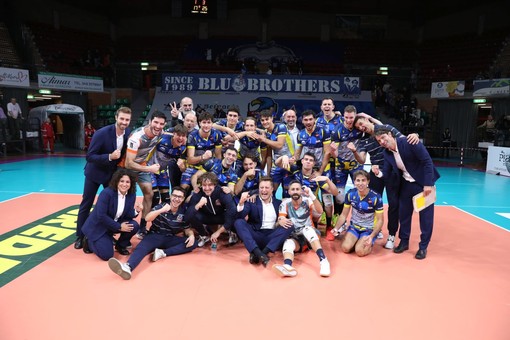 La gioia dei ragazzi e dello staff di Cuneo dopo la vittoria con Porto Viro (Foto: Valerio Giraudo e Beatrice Bramardi)