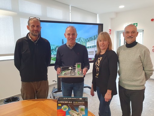 Marco Garelli, Guido Vincenti, Sabina Mulatero e Massimo Peirone con il prototipo di auto a idrogeno