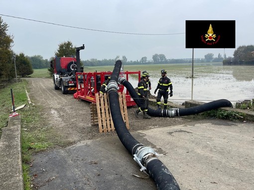 I Vigili del Fuoco della Granda  impegnati nelle zone alluvionate dell'Emilia Romagna