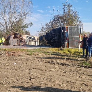 Villafalletto, due mezzi pesanti, un trattore con rimorchio e un furgone coinvolti in un grave incidente. Strada chiusa [FOTO]