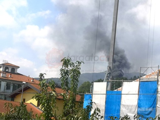 Incendio a Verzuolo,  a fuoco il ricovero mezzi  dell’istituto per l’agraria [VIDEO]