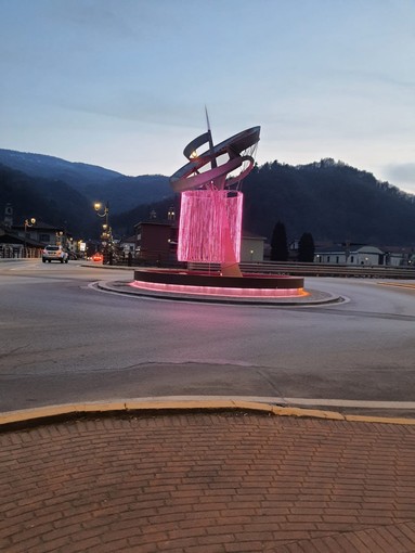 Venasca, l’amministrazione illumina di rosa la rotatoria per la Festa della Donna