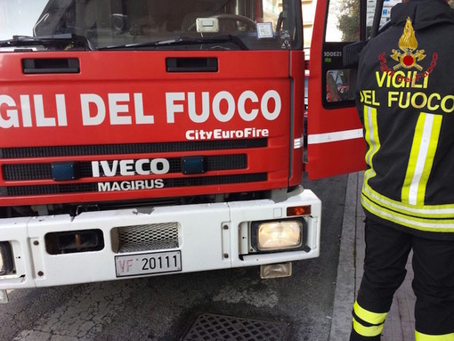 Pulisce il radiatore dell’auto e gli rimane la mano incastrata: intervengono i Vigili del Fuoco