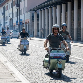 A Fossano la benedizione della Fiamma sociale del Vespa Club