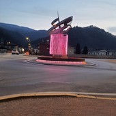 Venasca, l’amministrazione illumina di rosa la rotatoria per la Festa della Donna