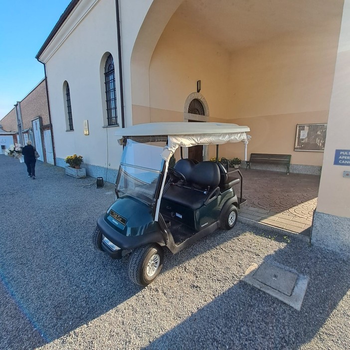 Festa di Ognissanti al cimitero di Mondovì una vettura elettrica per chi ha difficoltà di deambulazione