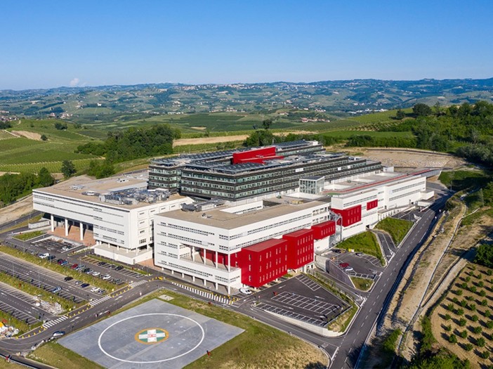 Nella veduta l'eliporto attualmente a servizio dell'ospedale. Una seconda piazzola è in corso di realizzazione sul lato a monte del complesso