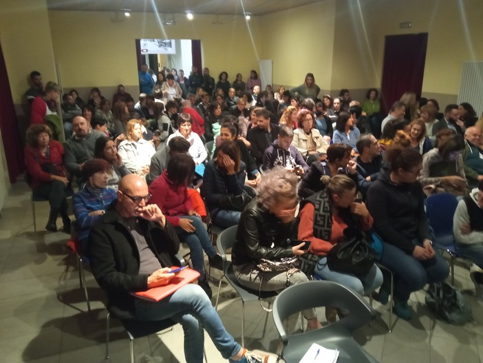 Immagine di repertorio - L'assemblea di genitori e docenti a Venasca (ottobre 2022)