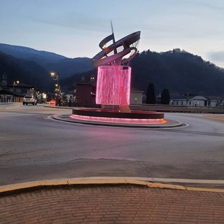 Venasca, l’amministrazione illumina di rosa la rotatoria per la Festa della Donna