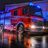 Saluzzo, il canale tracima e l'acqua invade la strada e diventa una lastra di ghiaccio