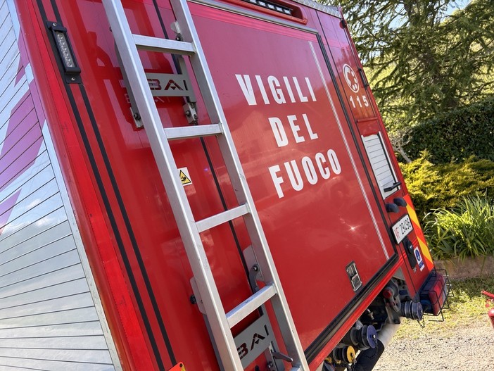 Alba, fiamme in un campo di grano trebbiato nella zona di Piana Biglini