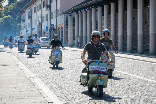 A Fossano la benedizione della Fiamma sociale del Vespa Club