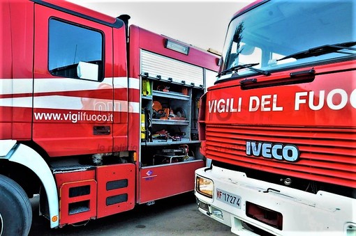 Borgo San Dalmazzo: brucia il tetto di una casa in via David, Vigili del Fuoco al lavoro