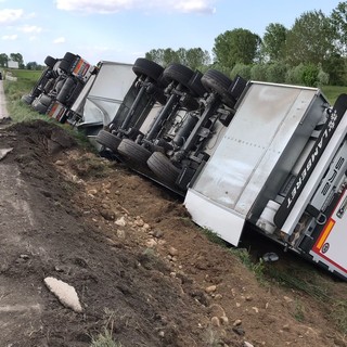 Marene: camion che trasportava acqua si ribalta a lato della strada