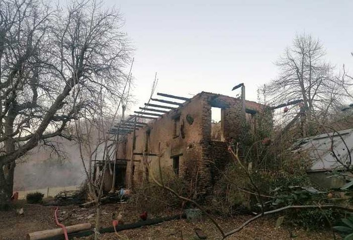 La casa di Susanna come si presenta dopo l'incendio che ha distrutto l'abitazione e il fienile adiacente.