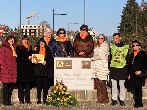 La commemorazione del club Zonta Cuneo alla rotonda di corso Francia