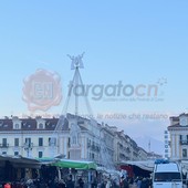 Gli angeli dominano il grande albero di Natale allestito in piazza Galimberti a Cuneo