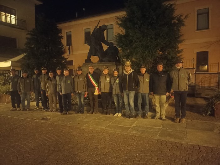 4 Novembre, il gruppo ANA di Borgo si raduna intorno al Monumento ai Caduti