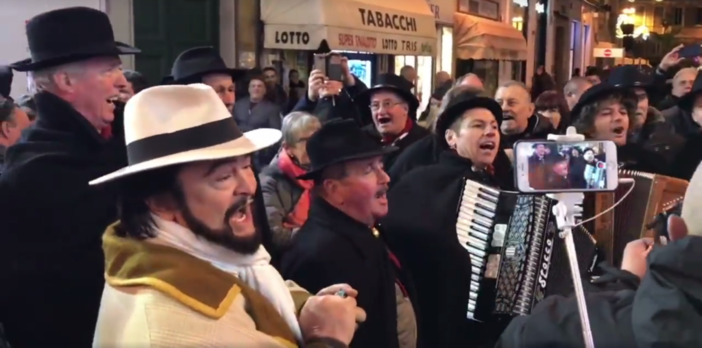 Lo &quot;show&quot; degli &quot;Amis d'ja Madalena&quot; di Fossano fuori dal Teatro Ariston di Sanremo (VIDEO)