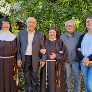 Al centro suor Anna Serena, a sinistra suor Cristiana, con don Bruno Mondino (già parroco di Boves), Piergiorgio Peano (presidente dell’associazione “Don Bernardi e don Ghibaudo”) e Silvia Gullino (curatrice della rubrica Schegge di luce)